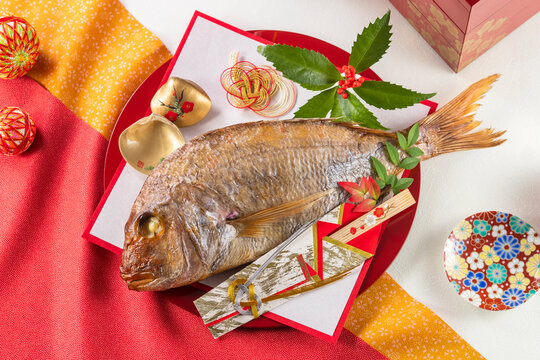 【祝い鯛】お正月や結婚、還暦、七五三などの祝い事に欠かせない料理。尾頭付きの焼き鯛は、縁起物として年神様への供え物にも用いられます。