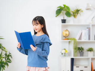 本を読む女の子