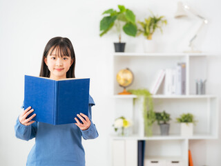 部屋で本を読む女の子