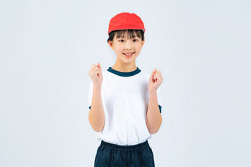 ガッツポーズする体操服を着た女の子