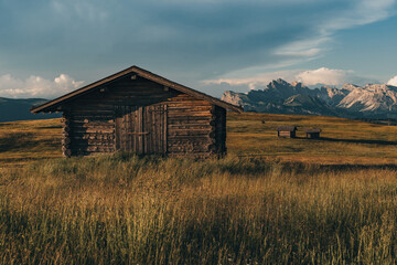 Seiser Alm in Südtirol mit typischen Holzhütten
