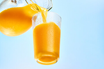 グラスに注がれるオレンジジュース