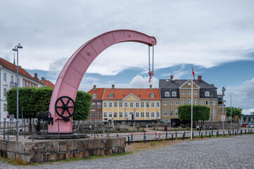 A curved crane used in shipping