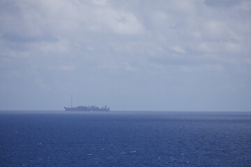 Schiff am Horizont bei Transatlantik Kreuzfahrt Rio de Janeiro Salvador Maceio Recife Praia Santa...