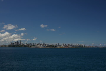 Stadt Panorama Blick vom Meer aus mit Boot bei Kreuzfahrt Rio de Janeiro Salvador Maceio Recife...