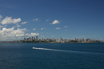 Stadt Panorama Blick vom Meer aus mit Boot bei Kreuzfahrt Rio de Janeiro Salvador Maceio Recife...