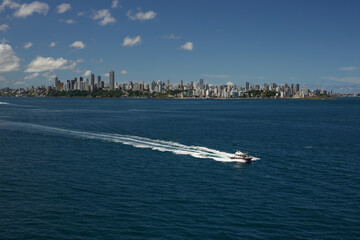 Obraz premium Stadt Panorama Blick vom Meer aus mit Boot bei Kreuzfahrt Rio de Janeiro Salvador Maceio Recife Praia Santa Cruz de Tenerife Lissabon Alicante Barcelona Marseille Brasilien Süd Amerika Europa Frühling