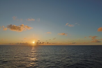 Dramatischer Sonnenaufgang auf dem MEER  Transatlantik Kreuzfahrt Rio Salvador Maceio Recife Praia...
