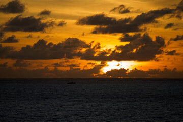Obraz premium Sonnenaufgang bei Transatlantik Kreuzfahrt Rio de Janeiro Salvador Maceio Recife Praia Santa Cruz de Tenerife Lissabon Alicante Barcelona Marseille Brasilien Süd Amerika Europa Frühling