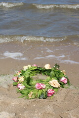 Trauerkranz wurde von Wellen im Meer angespült an den Strand der Nordsee bei Cuxhaven nach...