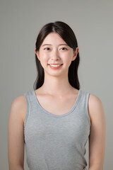 タンクトップ姿の女性