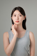 タンクトップ姿の女性