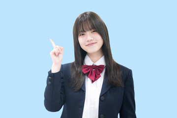 塾や予備校などの大学受験イメージ女子高生　指差しポイント 水色背景