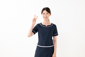 ピースサインをするエステティシャン