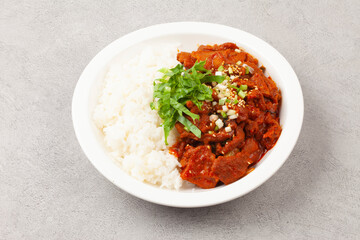  A dish made by stir-frying pork with various seasonings and placing it on top of rice.