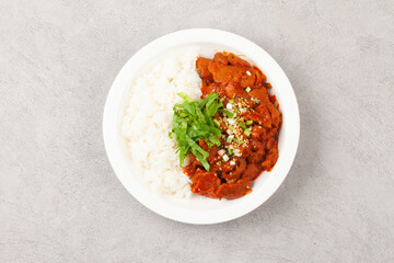  A dish made by stir-frying pork with various seasonings and placing it on top of rice.