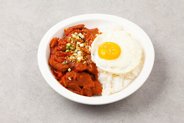  A dish made by stir-frying pork with various seasonings and placing it on top of rice.