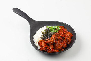  A dish made by stir-frying pork with various seasonings and placing it on top of rice.