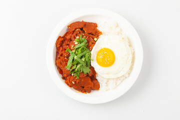  A dish made by stir-frying pork with various seasonings and placing it on top of rice.