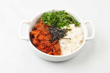  A dish made by stir-frying pork with various seasonings and placing it on top of rice.