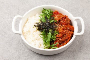  A dish made by stir-frying pork with various seasonings and placing it on top of rice.