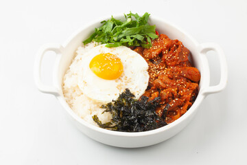  A dish made by stir-frying pork with various seasonings and placing it on top of rice.