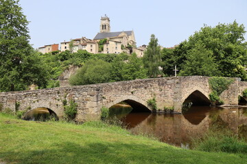 Pont de la pierre sur la rivière le Vincou, pont de pierre, village de Bellac, département de la Haute Vienne, France
