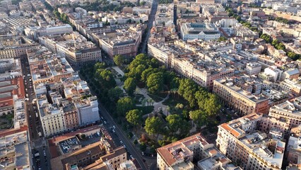 Obraz premium Il giardino pubblico di Piazza Vittorio Emanuele II di Savoia, Roma, Italia. Vista aerea della piazza ristrutturata.