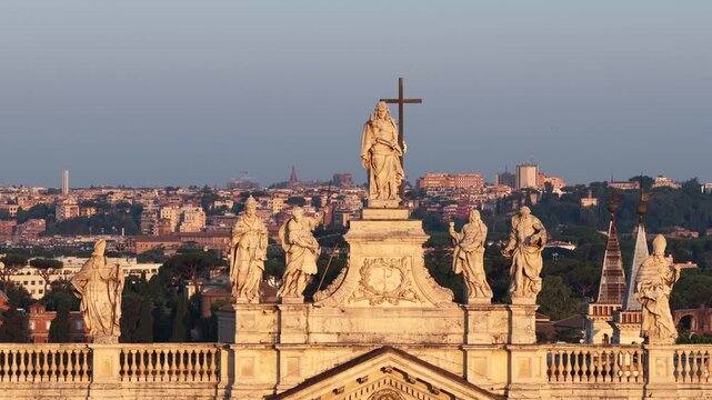 Le staue dei santi sulla basilica di San Giovanni in Laterano. Sullo sfondo i monumenti di Roma. Italia.
Vista aerea della facciata della basilica con le statue dei santi