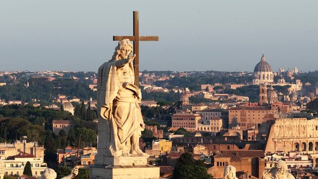 Le staue dei santi sulla basilica di San Giovanni in Laterano. Sullo sfondo i monumenti di Roma. Italia.
Vista aerea della facciata della basilica con le statue dei santi