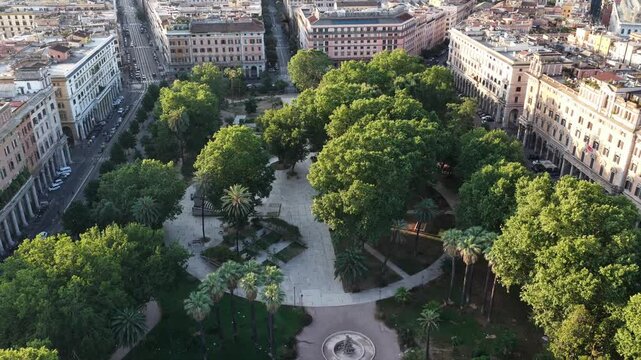 Il giardino pubblico di Piazza Vittorio Emanuele II di Savoia, Roma, Italia. Vista aerea della piazza ristrutturata.