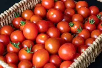Panier de tomates cerises