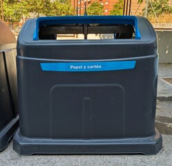 Contenedor azul de reciclaje de papel del Ayuntamiento de Madrid (España). Vida verde sostenible.