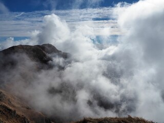 a sea of ​​clouds arriving over the mountain ridge