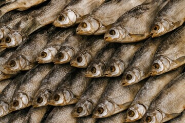 Obraz premium Detailed view of preserved salted freshwater fish displayed at a street market stall