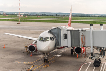 .The gate sleeve is docked to the aircraft.