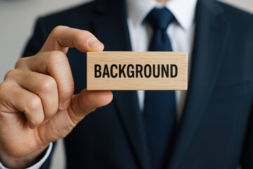 Obraz premium Close-up of a businessman presenting a message on a wooden block