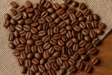 Obraz premium A collection of medium roast coffee beans spread across a fabric surface