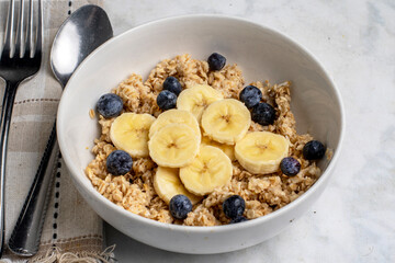 oatmeal top with bannanas and blue berries
