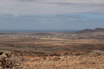 Vista panorámica desde el malpaís hacia Lajares y el mar, Fuerteventura