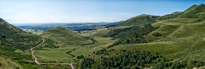 vue panoramique en Auvergne, ciel bleu et verdure début juillet