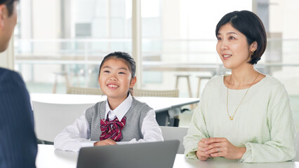 三者面談を受ける親子