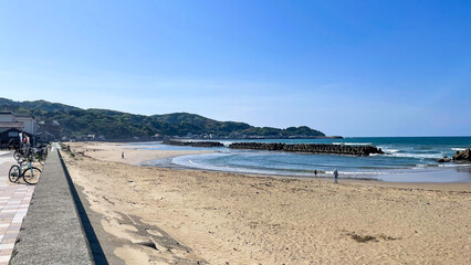 青空広がる波津海岸の昼景