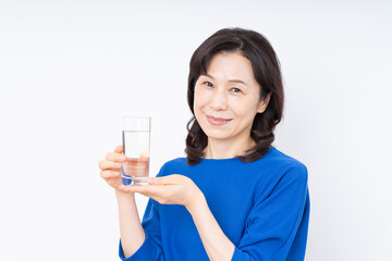 ミネラルウォーターを飲むミドルの女性