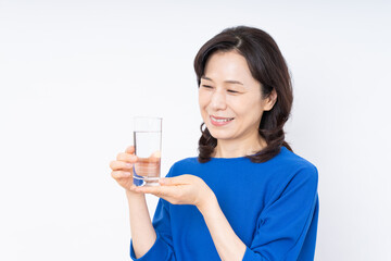 ミネラルウォーターを飲むミドルの女性