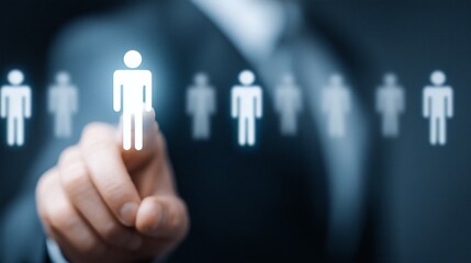 Un recruteur des ressources humaines choisi le profil idéal pour un poste dans le cadre d'une campagne de recrutement