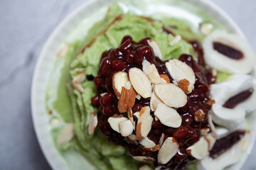 Rice cake topping on red bean bingsu