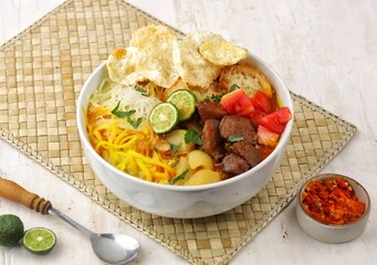 Soto Mie Bogor is famous for its difference from other soup dishes containing noodles. The combination of noodles and vermicelli alone makes it unique, not to mention when you add the beef sengkel and