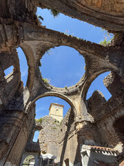 Innenraum der Kirchenruine Iglesia del Salvador, heute Friedhof von Villaluenga del Rosario