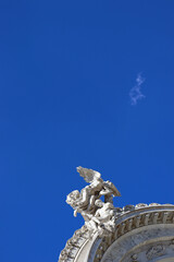 Detalle escultórico en la cornisa del Palacio de Bellas Artes y cielo de la Ciudad de México.